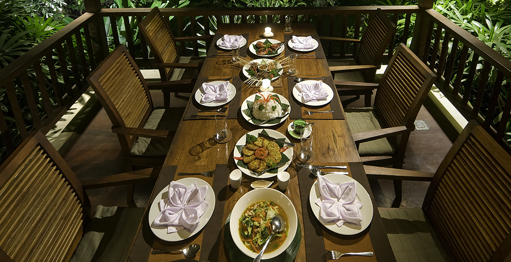 Villa Alamanda - Dining table set up